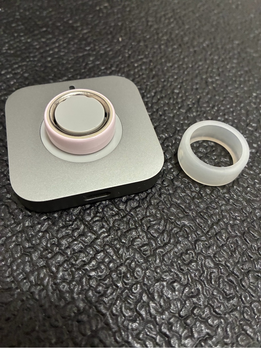 NWOT Oura Ring 4, Smart Ring Ceramic Petal Sz 6 with charger and protective band - Picture 2 of 2